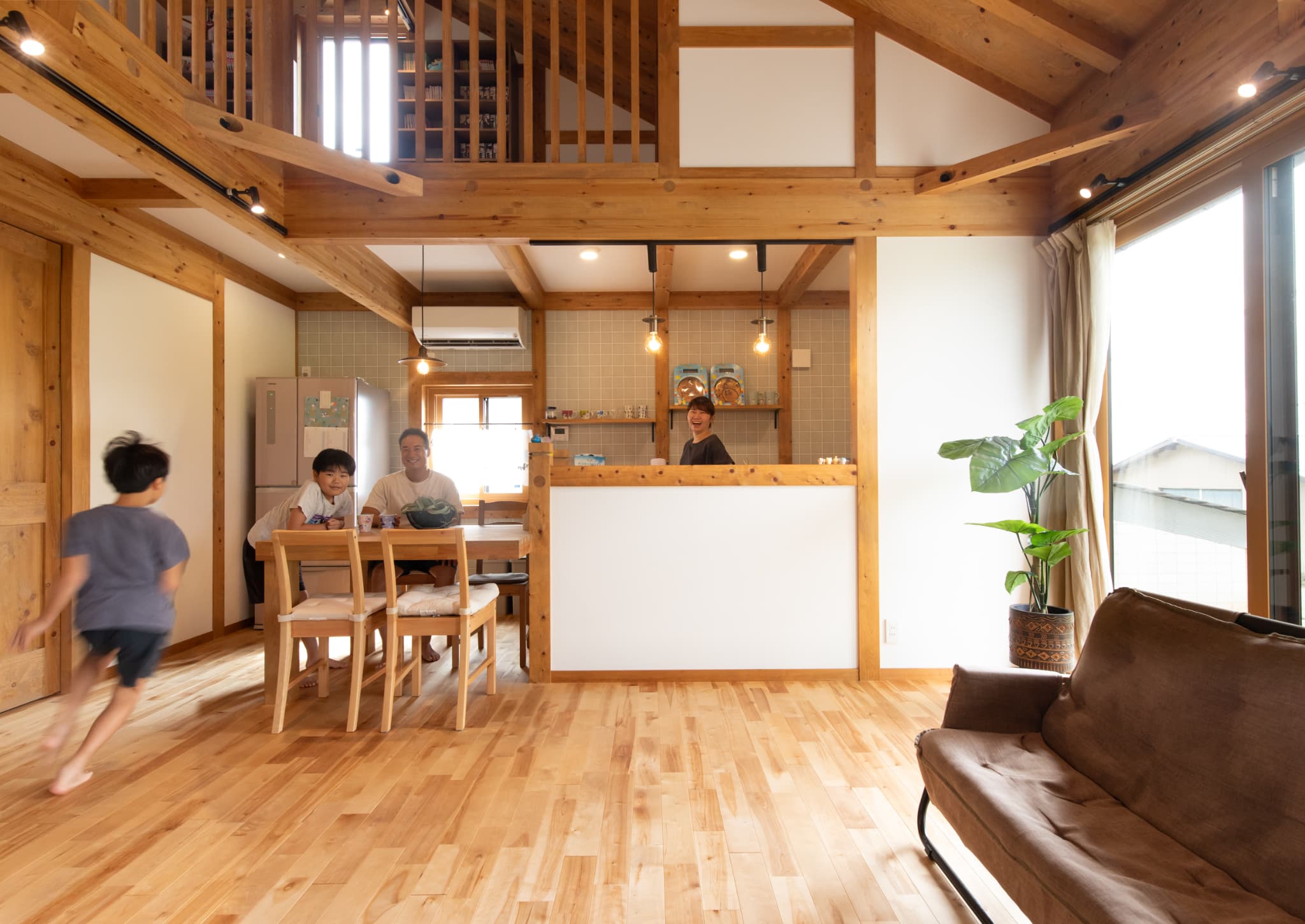 木と光に包まれ、家族が自然につながる家 画像