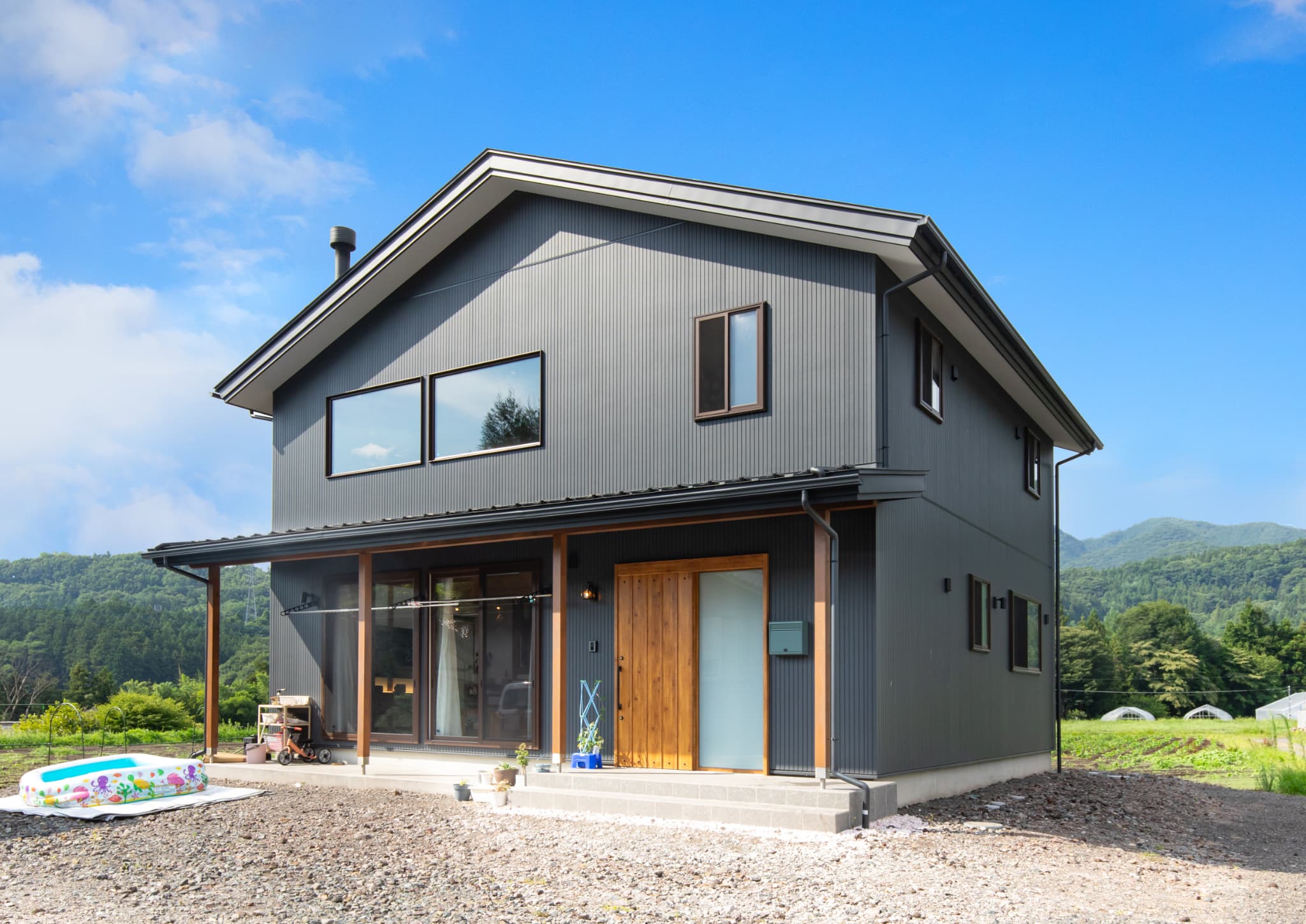 炎のぬくもりと、木のやさしさに包まれる家 画像