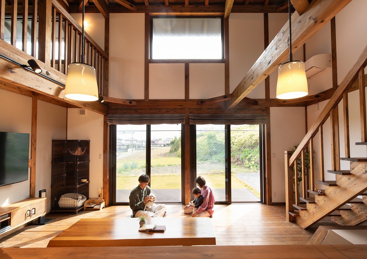 吹き抜け×畳でつくる和の空間｜木の家に馴染む居場所づくり 画像