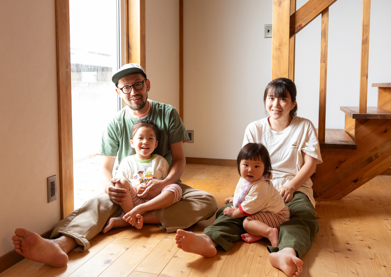 家族の声がやわらかく響くリビングホール。毎日木の香りに癒やされます。 画像