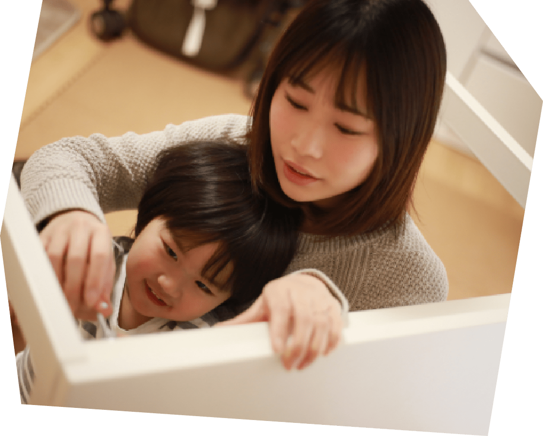 木材に直接、釘や棚を打ち込んでカスタマイズ