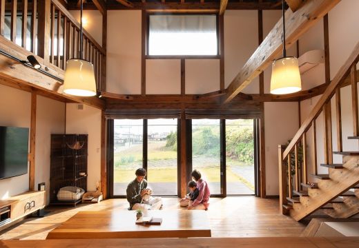 吹き抜け×畳でつくる和の空間｜木の家に馴染む居場所づくり
