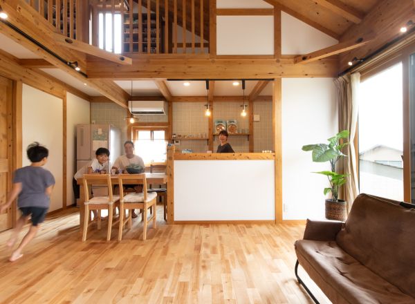 木と光に包まれ、家族が自然につながる家