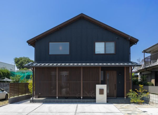 木と緑が織りなす、内と外が優しくつながる家