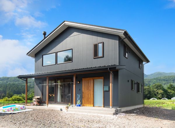 炎のぬくもりと、木のやさしさに包まれる家